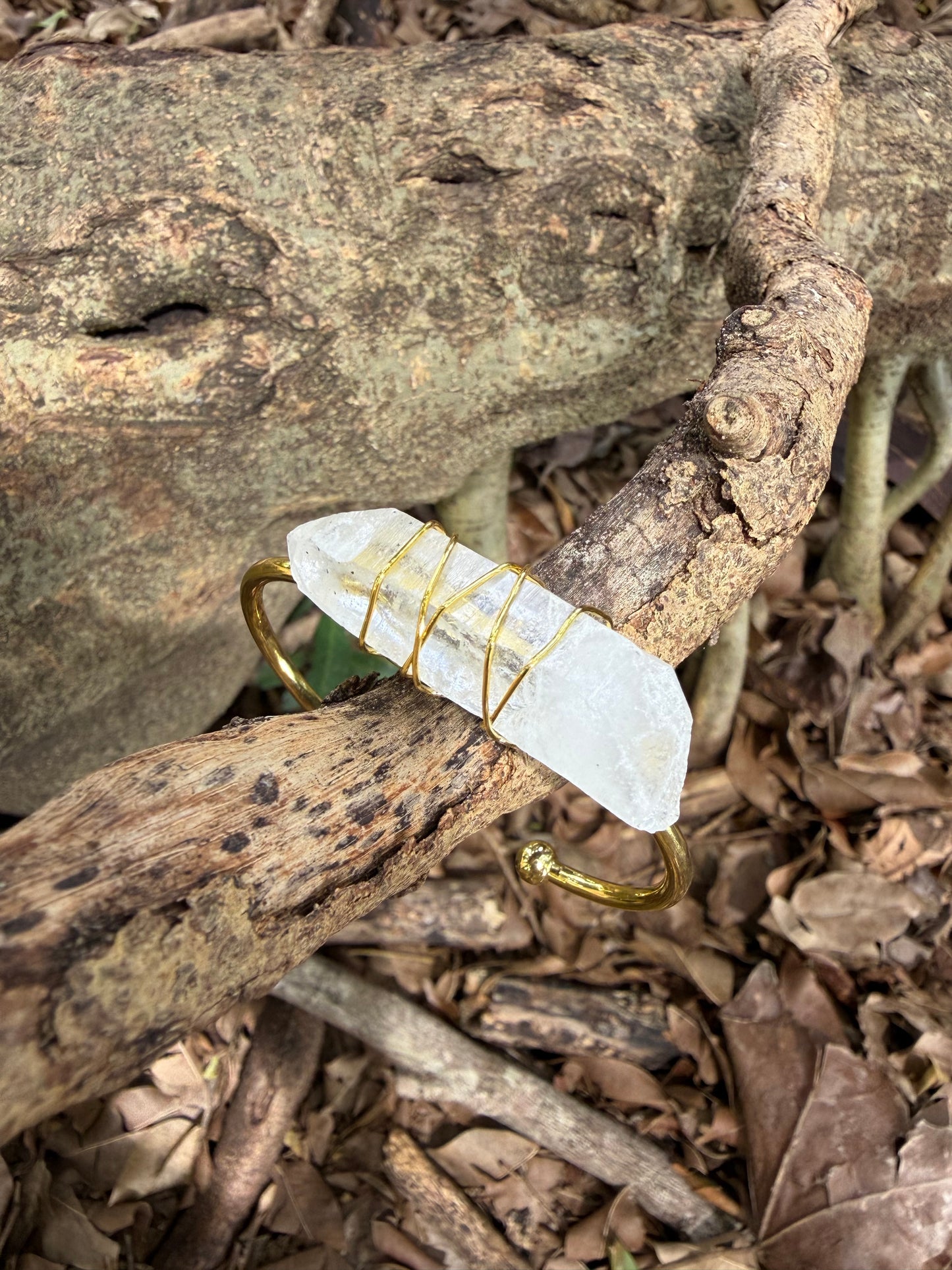 Crystal Cuff ✨ Clear Quartz ✨ Gold
