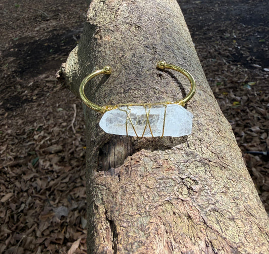 Crystal Cuff ✨ Clear Quartz ✨ Gold